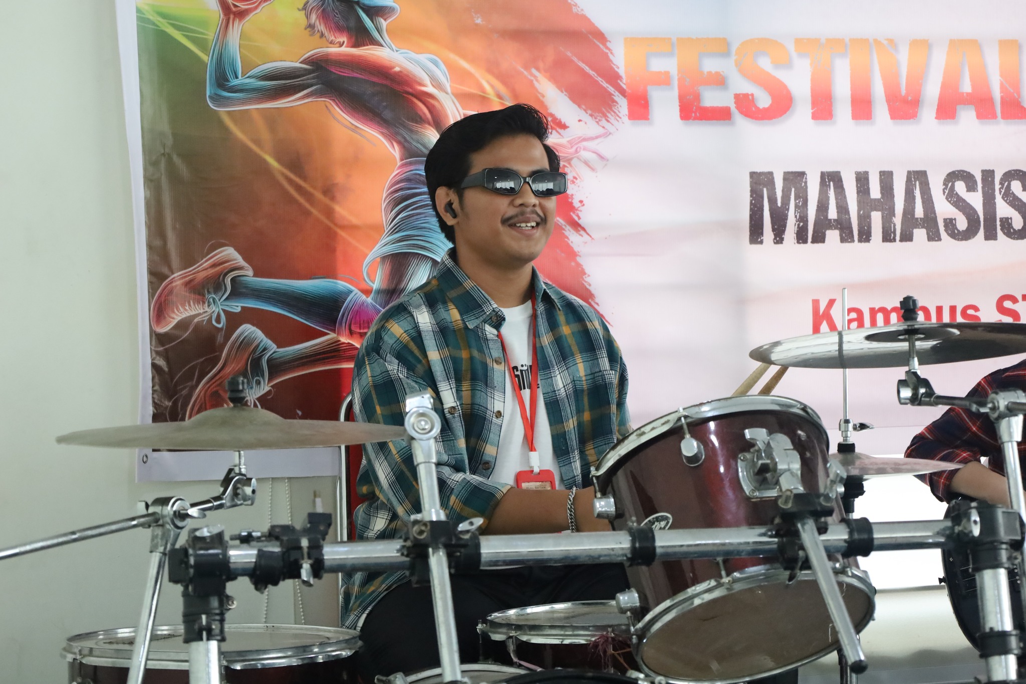 MUSIK  Ekstrakurikuler musik di STT ReAL Batam menawarkan peluang untuk memperkaya kehidupan rohani dan mengembangkan keterampilan musik dalam konteks pelayanan gereja. Baik itu melalui bernyanyi, bermain alat musik, atau menciptakan lagu rohani, mahasiswa dapat menggunakan musik sebagai cara untuk memuji Tuhan, memperdalam iman, dan melayani sesama. Dengan semangat kerjasama, kreativitas, dan dedikasi, musik bisa menjadi sarana yang sangat kuat untuk mengungkapkan keyakinan spiritual dan membangun komunitas yang lebih solid.